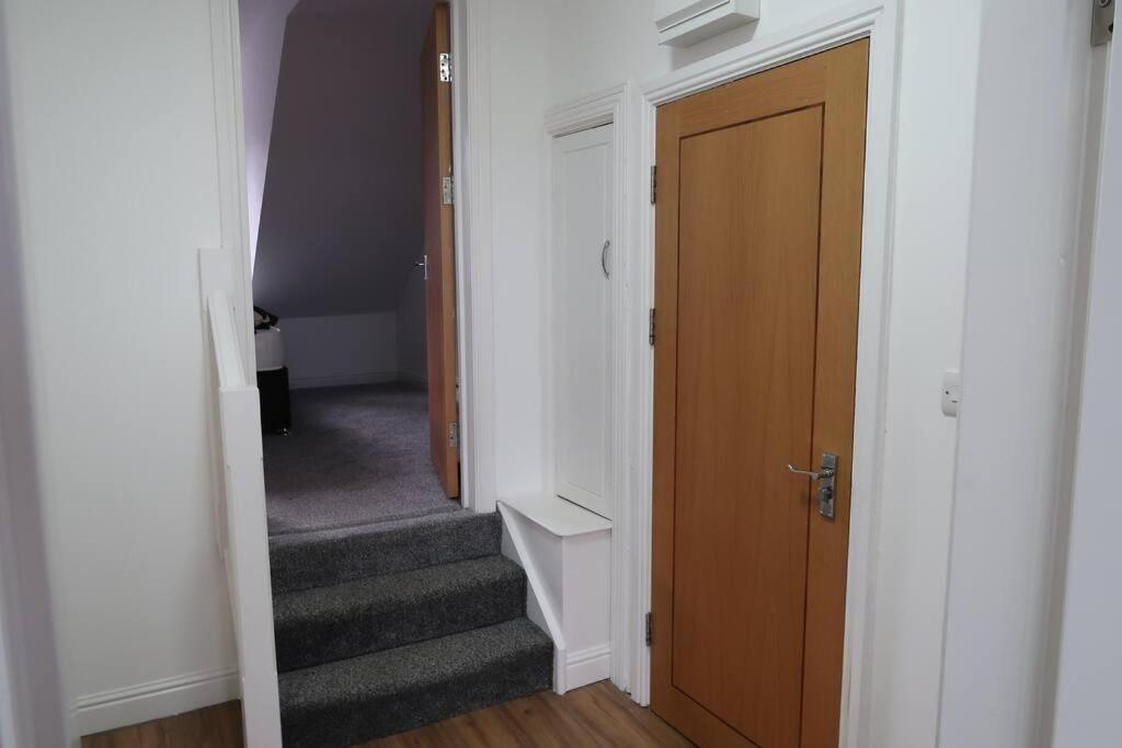 Two-Bedroom Apartment With Scenic Balcony View Shipley  Exterior photo