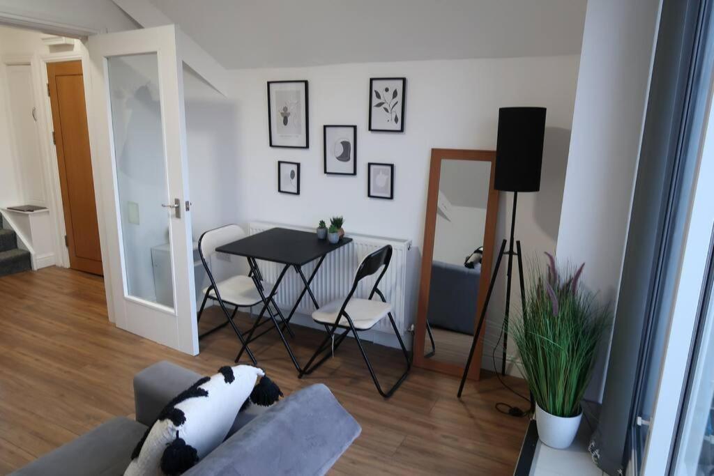 Two-Bedroom Apartment With Scenic Balcony View Shipley  Exterior photo