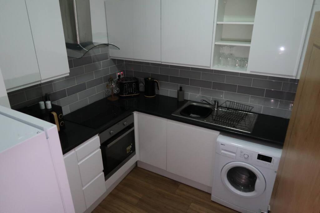 Two-Bedroom Apartment With Scenic Balcony View Shipley  Exterior photo