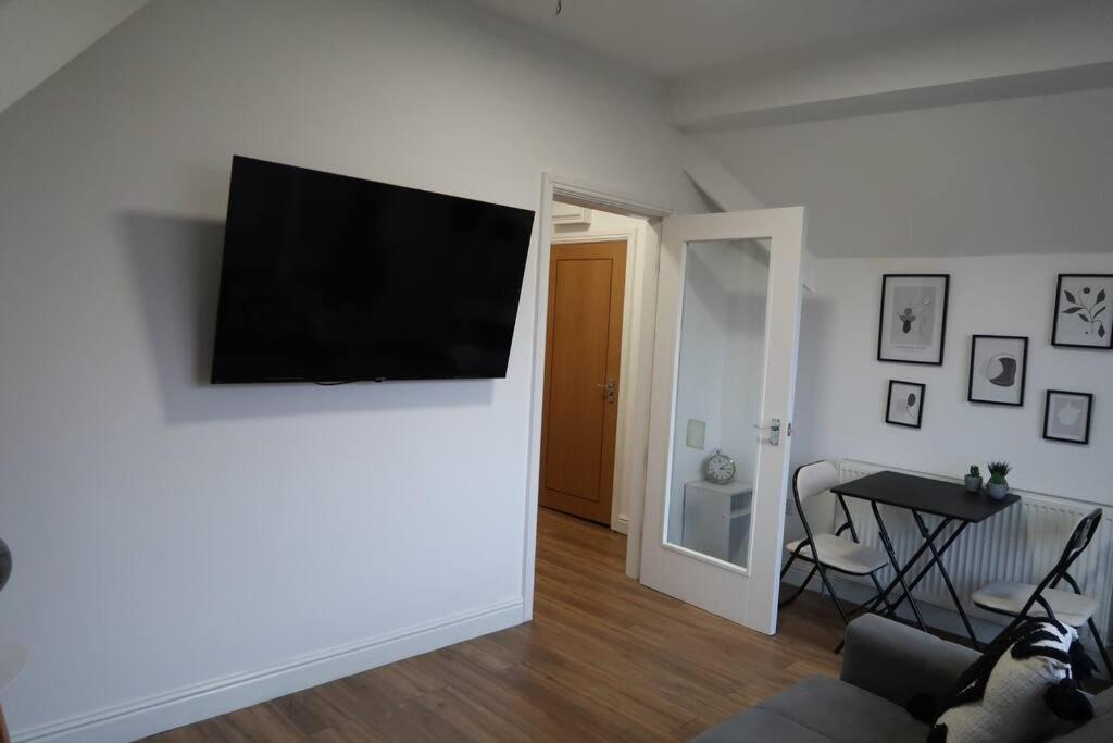 Two-Bedroom Apartment With Scenic Balcony View Shipley  Exterior photo