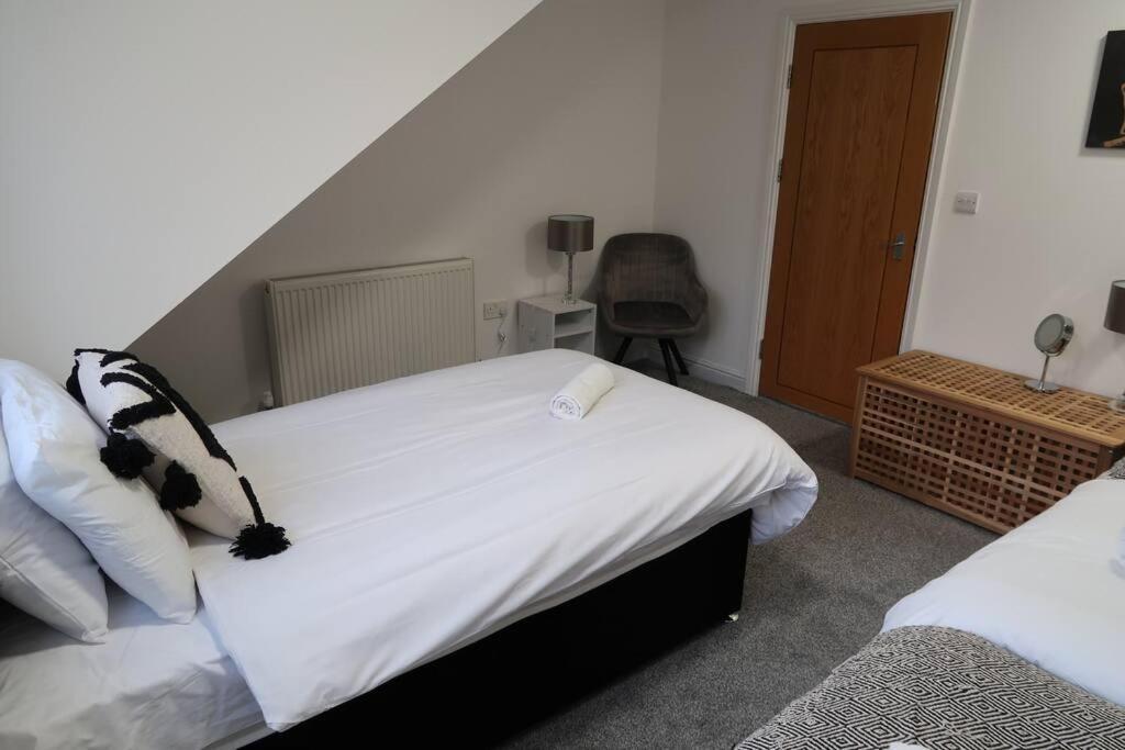 Two-Bedroom Apartment With Scenic Balcony View Shipley  Exterior photo